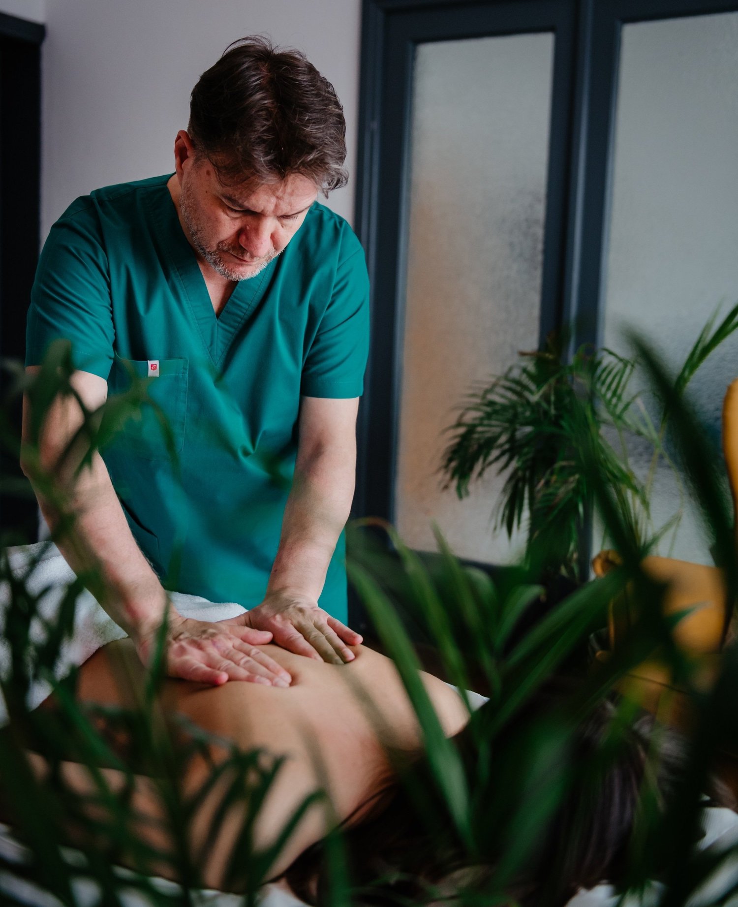 Masaj terapeutic în atmosferă caldă